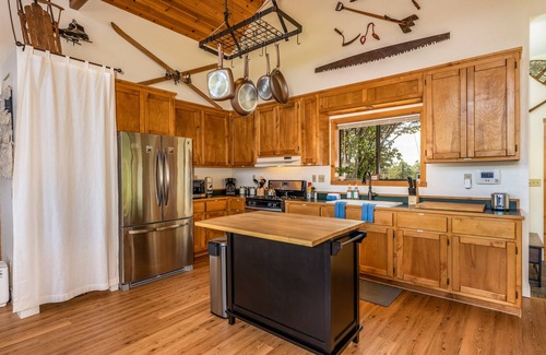 Yosemite Forks Casa | Hilltop Haven- Bright and Modern Cabin w/ hot tub and stunning views!