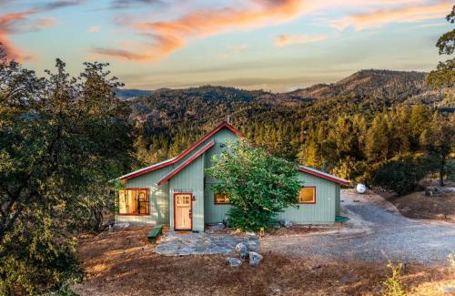 Yosemite Forks Casa | Hilltop Haven- Bright and Modern Cabin w/hot tub and stunning views