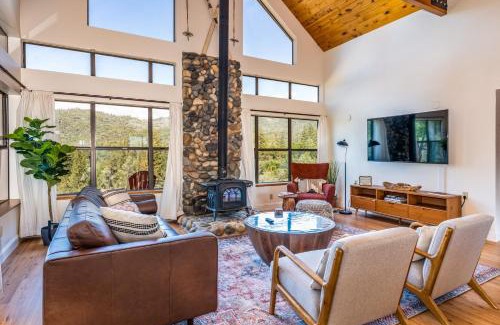 Yosemite Forks Casa | Hilltop Haven- Bright and Modern Cabin w/hot tub and stunning views