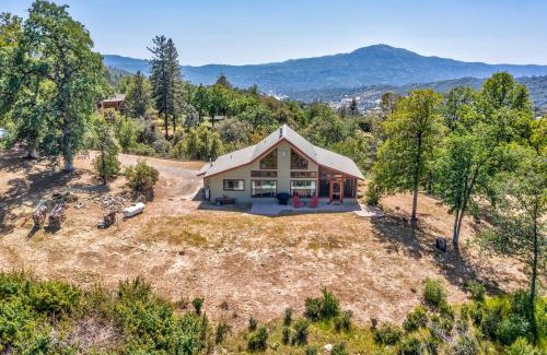 Yosemite Forks Casa | Hilltop Haven- Bright and Modern Cabin w/hot tub and stunning views