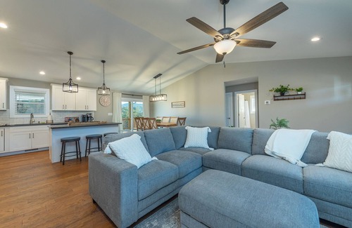 Weaverville Casa | Hilltop Haven - Game room - Fireplace - 15 To Downtown Asheville