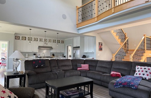 Laconia Casa | Hilltop Haven on Lake Winnisquam
