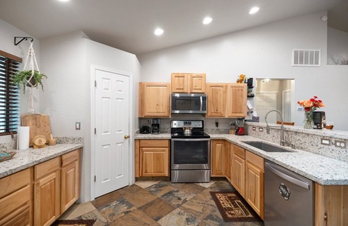 Pinetop-Lakeside Cabina | Hilltop Hideaway: Pine Paradise, Spacious Deck, Walk to Rainbow Lake