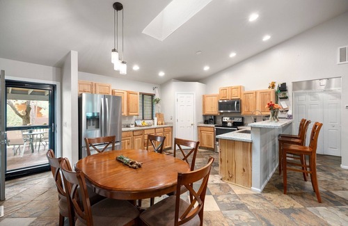 Pinetop-Lakeside Cabina | Hilltop Hideaway: Pine Paradise, Spacious Deck, Walk to Rainbow Lake