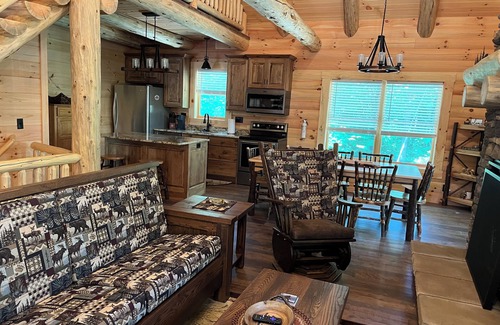 Logan Cabina | "Hilltop Hideaway" - A "GEM" in beautiful Hocking Hills !