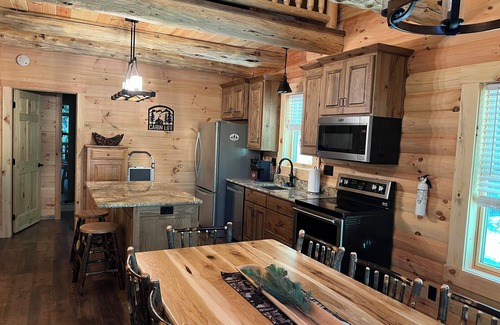 Logan Cabina | "Hilltop Hideaway" - A "GEM" in beautiful Hocking Hills !