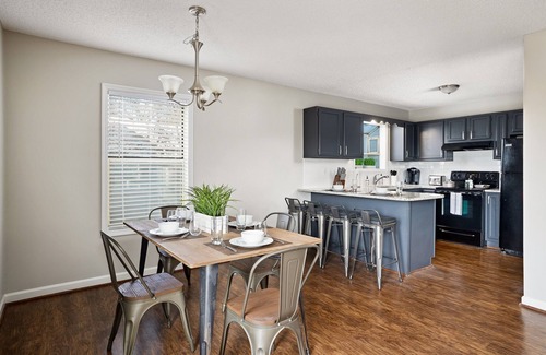 Five Points South Condominio | Hilltop Hideaway B - Parking/2 Baths/4 Queen Beds