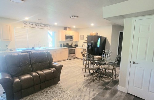 Jacksonville Casa | Hilltop Hideaway~Brand New~5 min to Downtown~BBQ~Firepit~Amazing Views