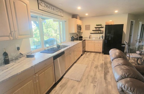 Jacksonville Casa | Hilltop Hideaway~Brand New~5 min to Downtown~BBQ~Firepit~Amazing Views