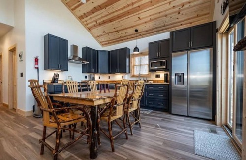McHenry Cabina | Hilltop Hideaway, Sleeps 7, Hot tub, and fire pit!!