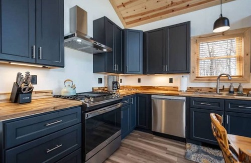 McHenry Cabina | Hilltop Hideaway, Sleeps 7, Hot tub, and fire pit!!