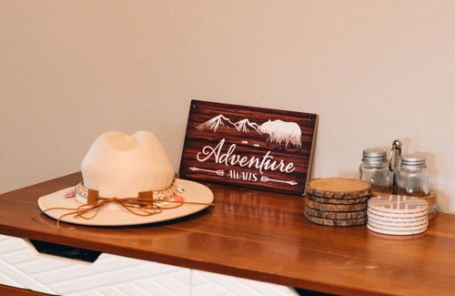 Midpines Casa | Hilltop Hideaway-Stunning VIEW-ONLY25mi to Yosemite! Hot Tub, Pool Table, PS4&VR