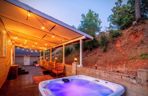 Midpines Casa | Hilltop Hideaway-Stunning VIEW-ONLY25mi to Yosemite! Hot Tub, Pool Table, PS4&VR