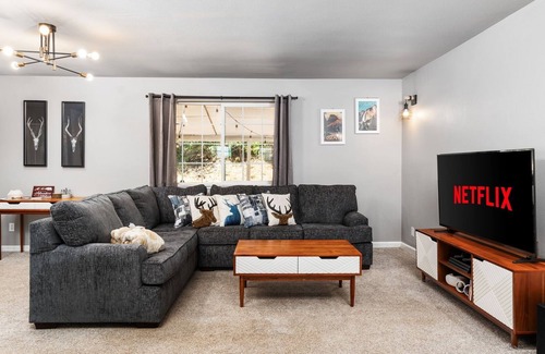 Midpines Casa | Hilltop Hideaway-Stunning VIEW-ONLY25mi to Yosemite! Hot Tub, Pool Table, PS4&VR