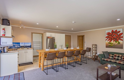 Hilltop Casa | Hilltop Hideaway - Taupo Holiday Home
