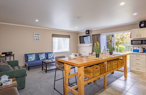 Hilltop Casa | Hilltop Hideaway - Taupo Holiday Home