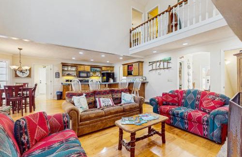 Cedar Cliff Casa | Hilltop Hideaway