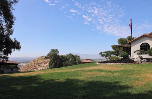 Jurupa Valley Casa | Hilltop Hideaway
