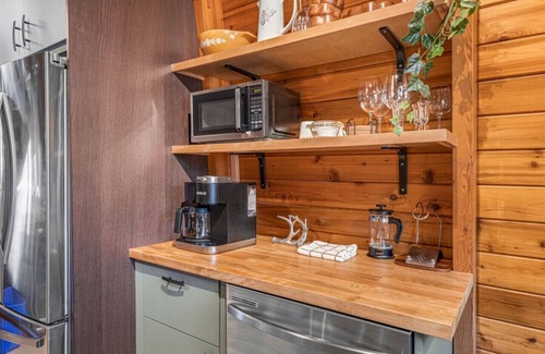 East Kootenay Cabina | Hilltop Hive | Backyard Oasis | Fireplace | Beach