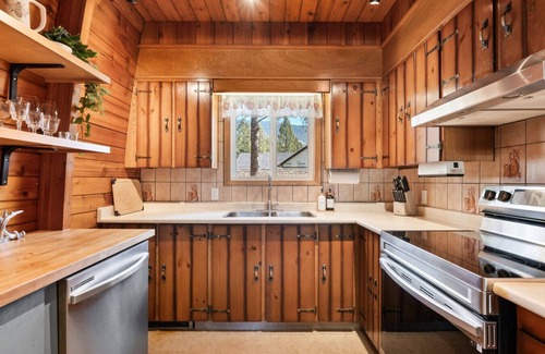 East Kootenay Cabina | Hilltop Hive | Backyard Oasis | Fireplace | Beach