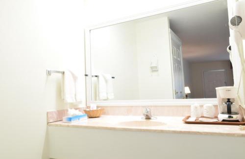 North Stonington Hotel | Hilltop Inn & Suites, near Foxwoods Casino