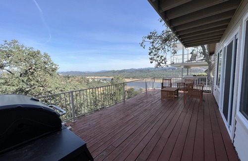 Oak Shores Casa | Hilltop Lakehouse with Incredible Lake View