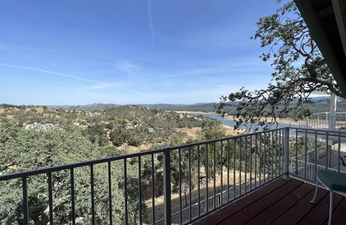Oak Shores Casa | Hilltop Lakehouse with Incredible Lake View