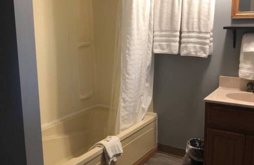 International Falls Cabina | Hilltop Lodge Two Double - Room 106