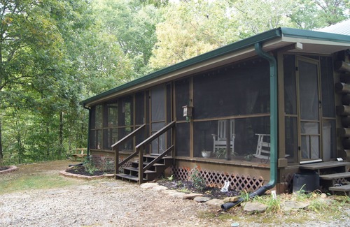 Tellico Plains Cabina | Hilltop Log Cabin with Water Effect