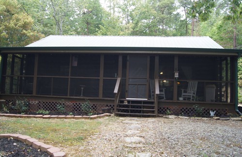 Tellico Plains Cabina | Hilltop Log Cabin with Water Effect