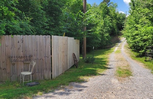 Mount Ida Casa | Hilltop Paradise: Cozy 3-bedroom house hidden in amazing Mount Ida with WiFi!