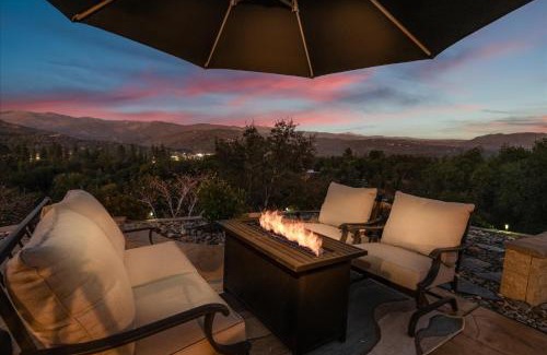 Oakhurst Casa | Hilltop Paradise with stunning views/hot tub/firepit/dog friendly