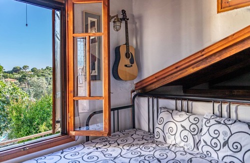 Skopelos Cabaña | Ubicación ideal, total privacidad con piscina en el acantilado, amplio jardín, terraza y vistas