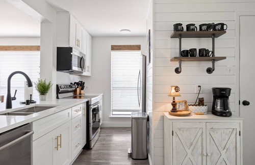 Euless Casa | Hilltop Texan- Texas Farmhouse Cottage in the heart of DFW