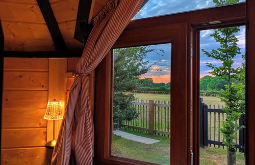 Rickmansworth Cabina | Hilly Hideaway — Unique Countryside Retreat with Hot Tub & firepit