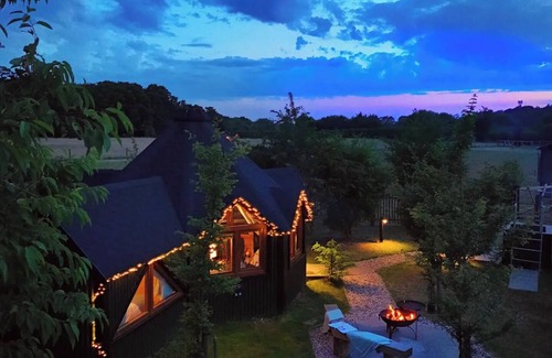 Rickmansworth Cabina | Hilly Hideaway — Unique Countryside Retreat with Hot Tub & firepit