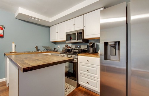 Orange Casa | Hillyer Manor - Comfy Townhouse In Great Location! Pet Friendly!! by RedAwning