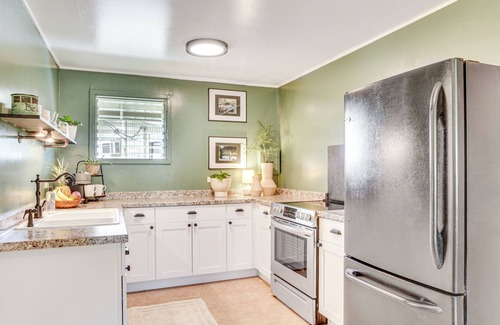 Hilo Apartamento | Hilo Apartment w/ Lanai - 2 Mi to Beaches!