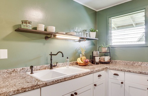 Hilo Apartamento | Hilo Apartment w/ Lanai - 2 Mi to Beaches!
