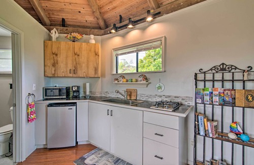 Hilo Apartamento | ¡NUEVO! Retiro de parejas de Hilo ~ 6 millas a la playa de Honoli'i!