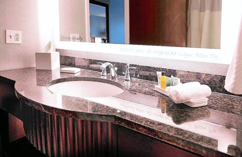 Downtown West Hotel | Hilton Baltimore 1 King Bed Deluxe Suite