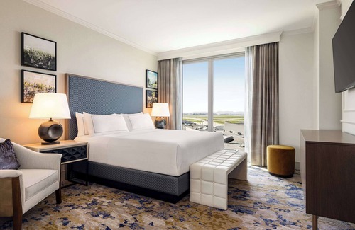 Nashville Hotel | Hilton BNA Nashville Airport Terminal