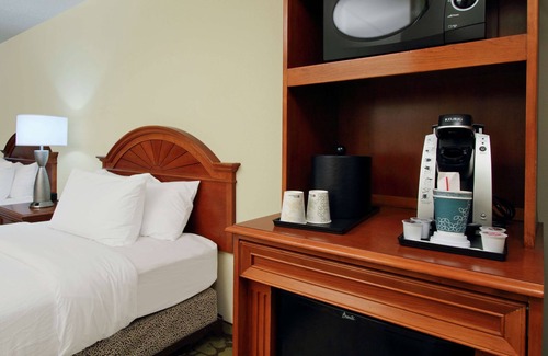 Greenbrier East Hotel | Hilton Garden Inn Chesapeake/Greenbrier