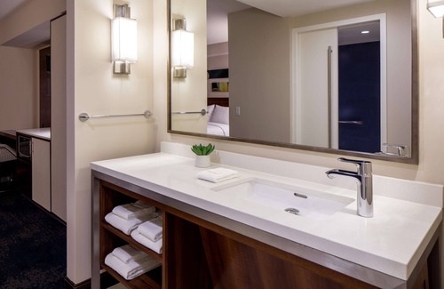 Waikiki Hotel | Hilton Garden Inn Waikiki Beach