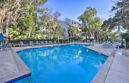 Hilton Head Island Apartamento | Hilton Head Island Condo with Deck Less Than 1 Mi to Beaches