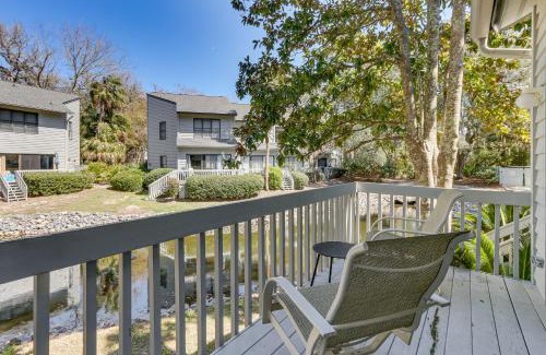 Hilton Head Island Apartamento | Hilton Head Island Condo with Deck Less Than 1 Mi to Beaches