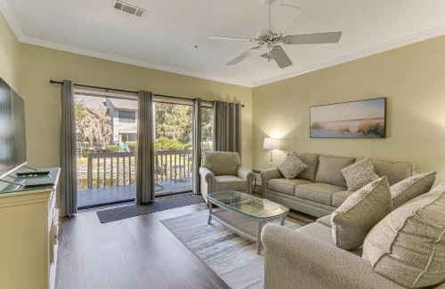Hilton Head Island Apartamento | Hilton Head Island Condo with Deck Less Than 1 Mi to Beaches