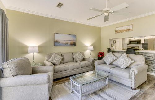 Hilton Head Island Apartamento | Hilton Head Island Condo with Deck Less Than 1 Mi to Beaches