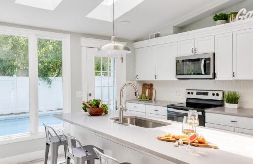 North Forest Beach Casa | Hilton Hideaway by AvantStay Private Pool Walk to Beach