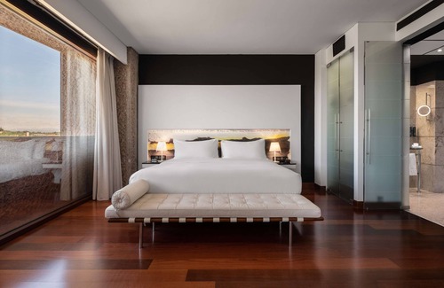 Barajas Hotel | Hilton Madrid Airport